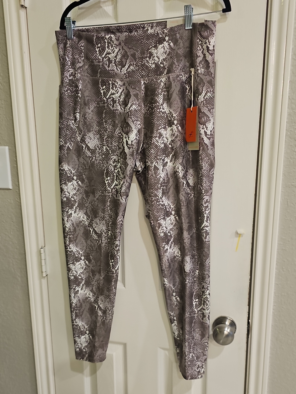 NWT Women's Freely High Rise 7/8 Med Leggings Gray Snake Print Pockets